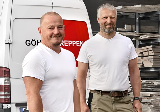 Zwei Herren vor einem Transporter von Göhlertreppen