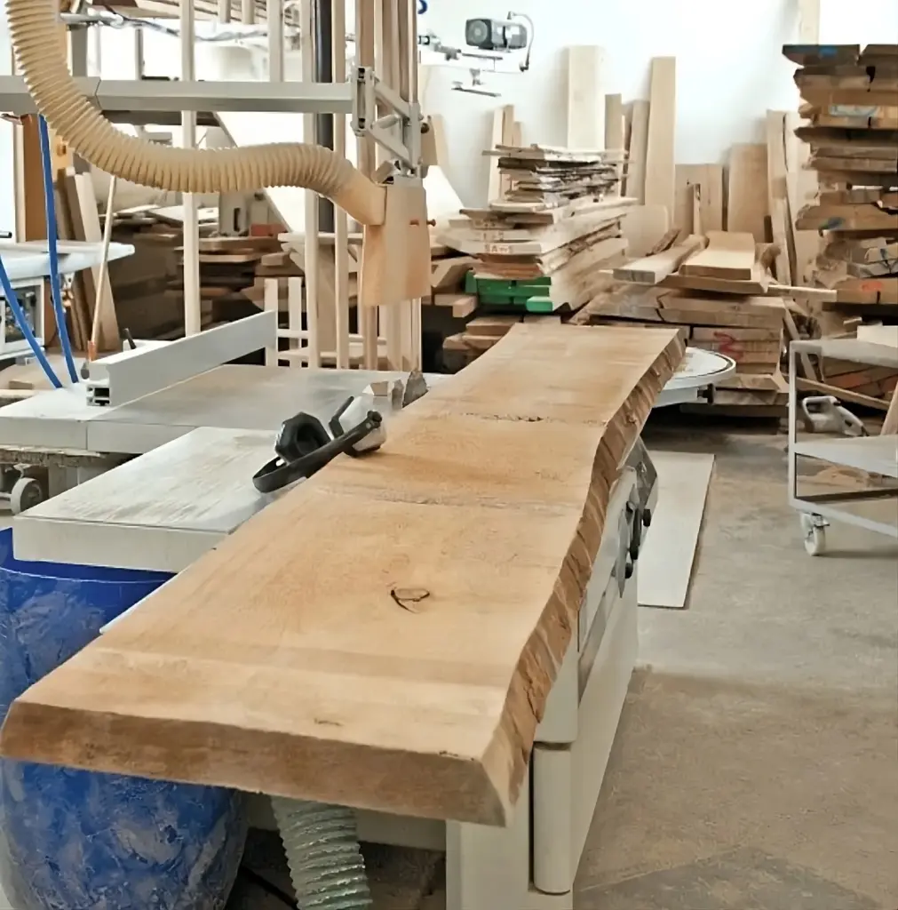 Holzbohle auf Maschine in der Treppenmanufaktur