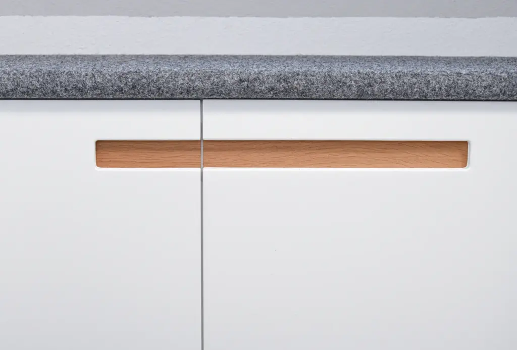 Ein weißer Schrank mit einer Granitplatte.