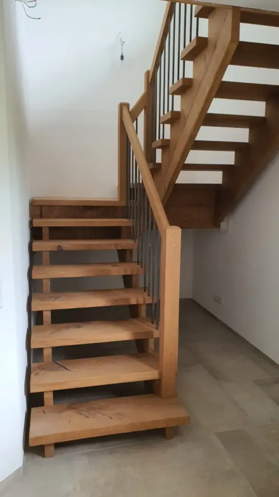 Rustikale Holztreppe im natürlichen Look, Halbgewendelt.