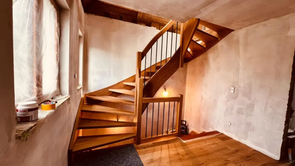 Rustikale, große Holztreppe über mehrere Geschosse