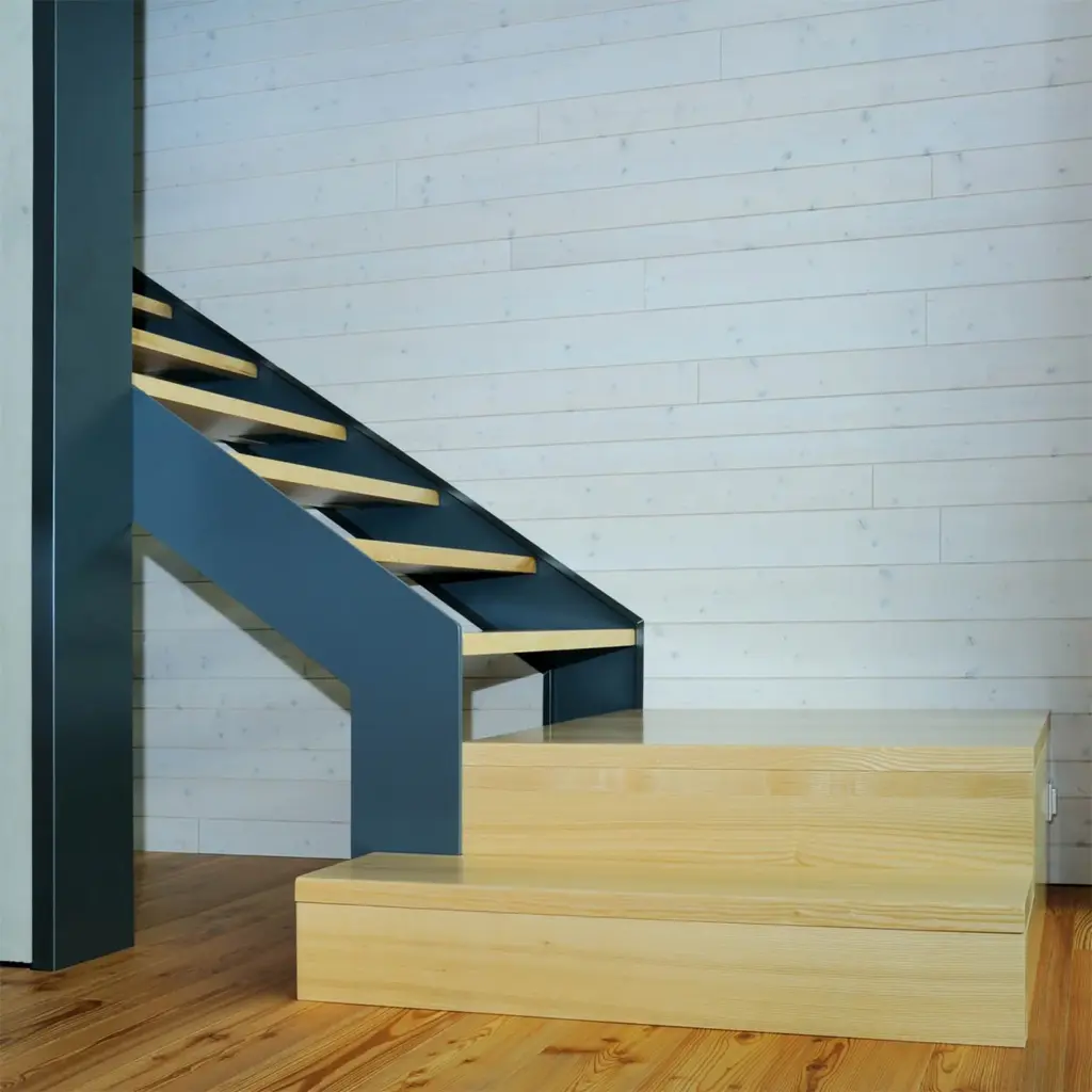 Moderne Holztreppe mit offenen Setzstufen und dunklen Metallstützen vor einer hellen holzgetäfelten Wand, auf einem polierten Holzboden. Das Design ist minimalistisch und zeitgemäß.