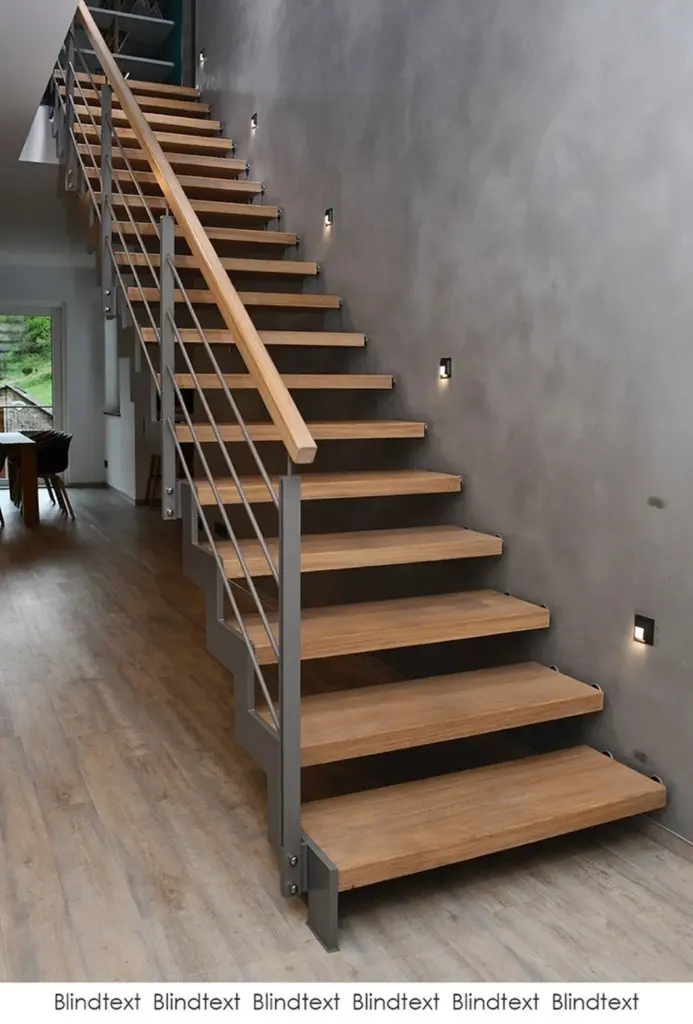 Eine moderne schwebende Treppe mit Holzstufen, Metallgeländer und Wandleuchten an einer grauen Wand, eingebettet in ein modernes Interieur mit Holzfußboden.