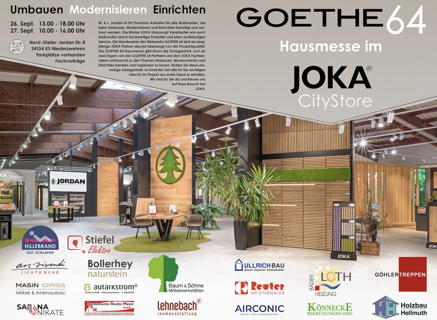 Innenraum eines modernen Ausstellungsraums mit Holzfußboden, grünen Akzenten und verschiedenen Sitzbereichen. Um das Bild herum werden Veranstaltungsdetails und mehrere Firmenlogos angezeigt, die für eine Renovierungs- und Modernisierungsausstellung werben.